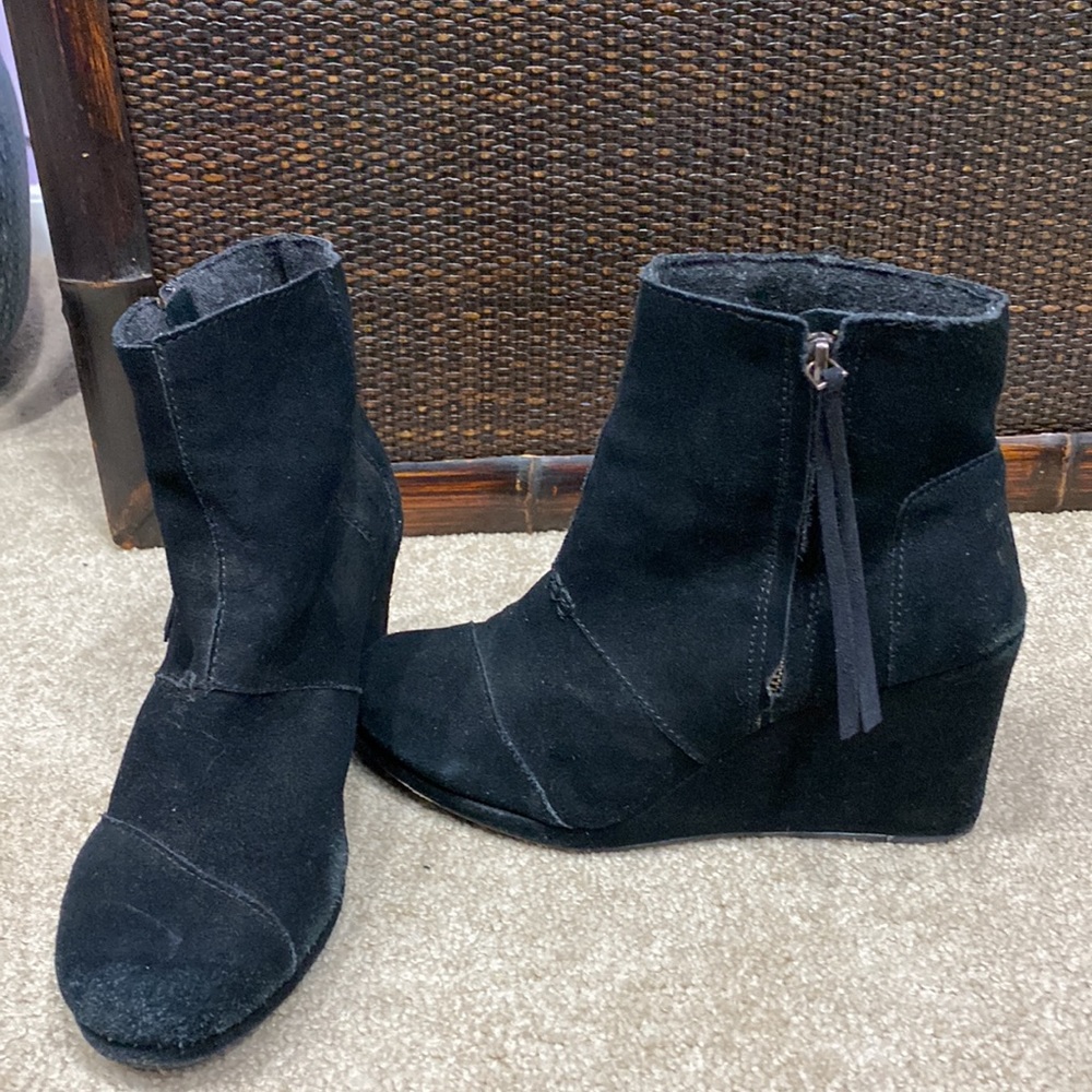 Toms Size W8 Suede Black High Desert Zip Wedge Bootie’s with Zipper !